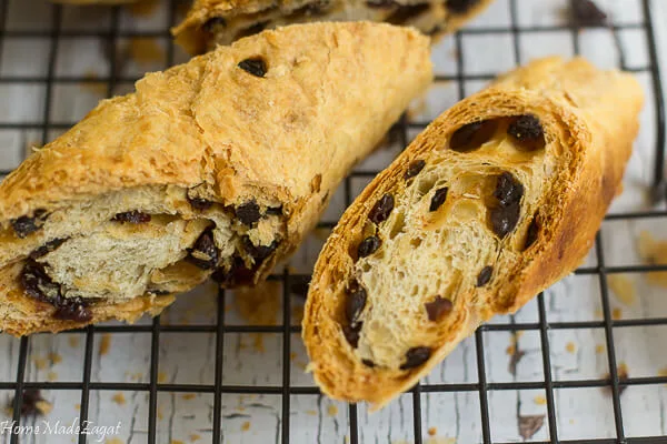 Sliced currants roll