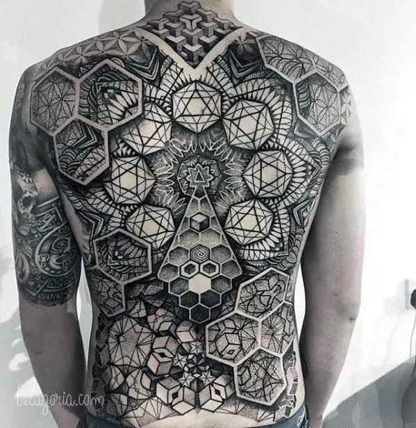 imagen de un tatuaje geometrico en la espalda