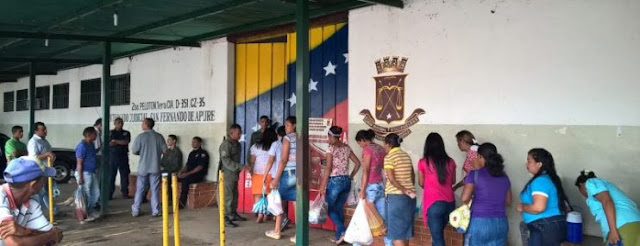 Familares sufragan alimentación de privados de libertad en centro de detención preventiva en Apure.