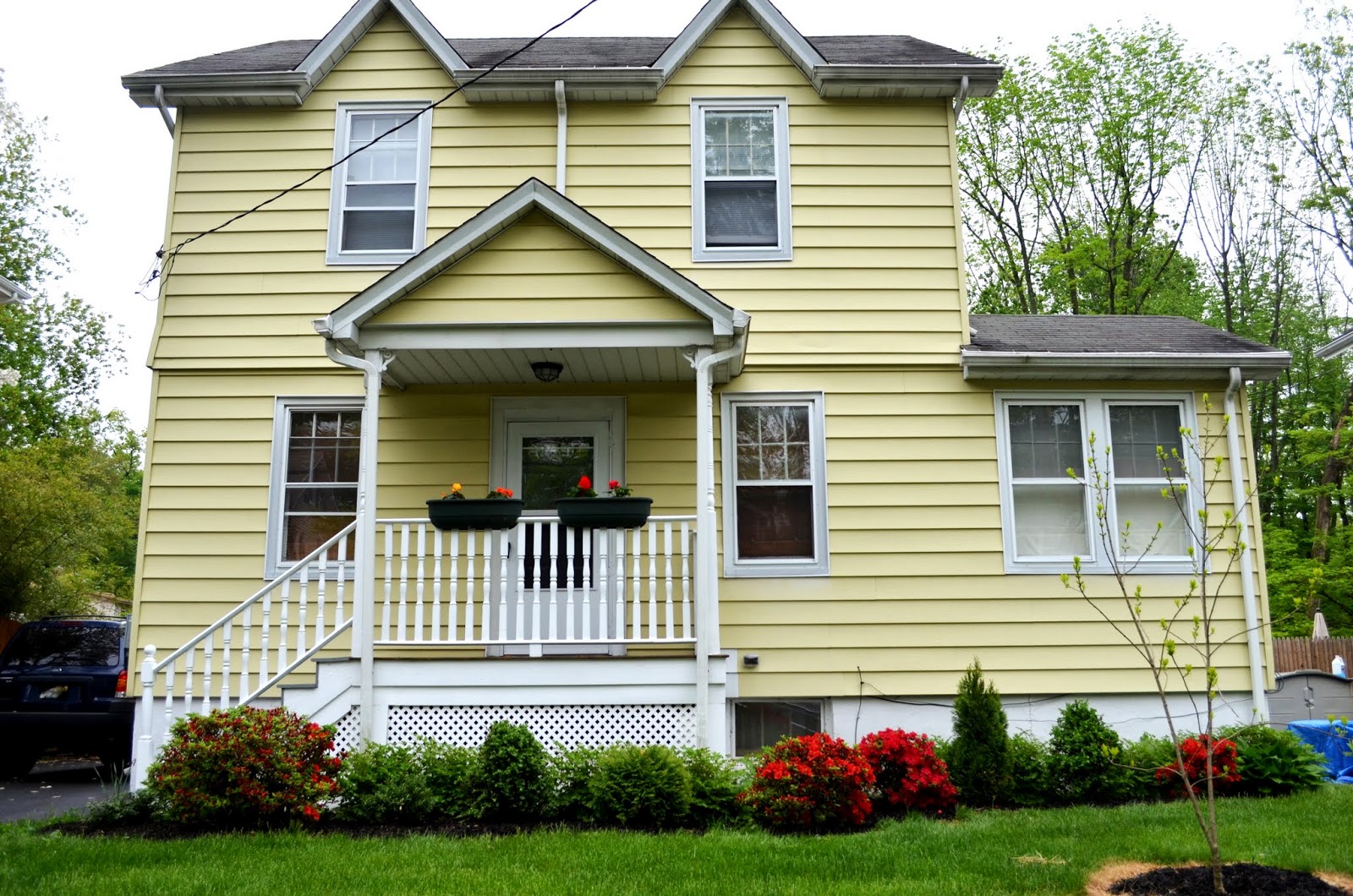 In the Little Yellow House: Updated Front Yard Picture