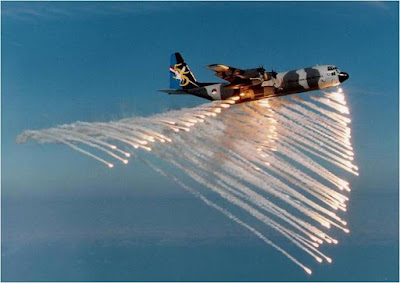 Imagen bombardeo avion de guerra