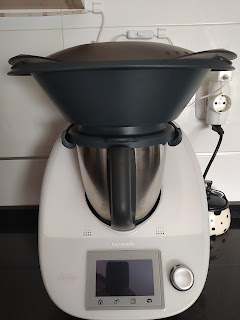 Foto de la Thermomix TM5 y sus componentes básicos: vaso, tapadera, y varoma