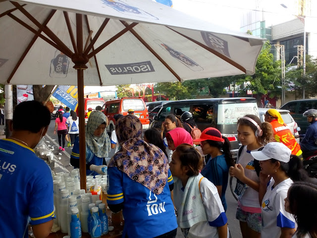 Pelari Mengambil Minum di Water Station