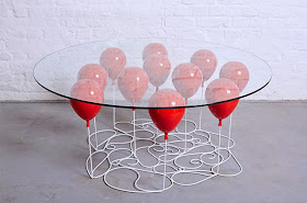 Up table, una mesa de comedor creada con globos