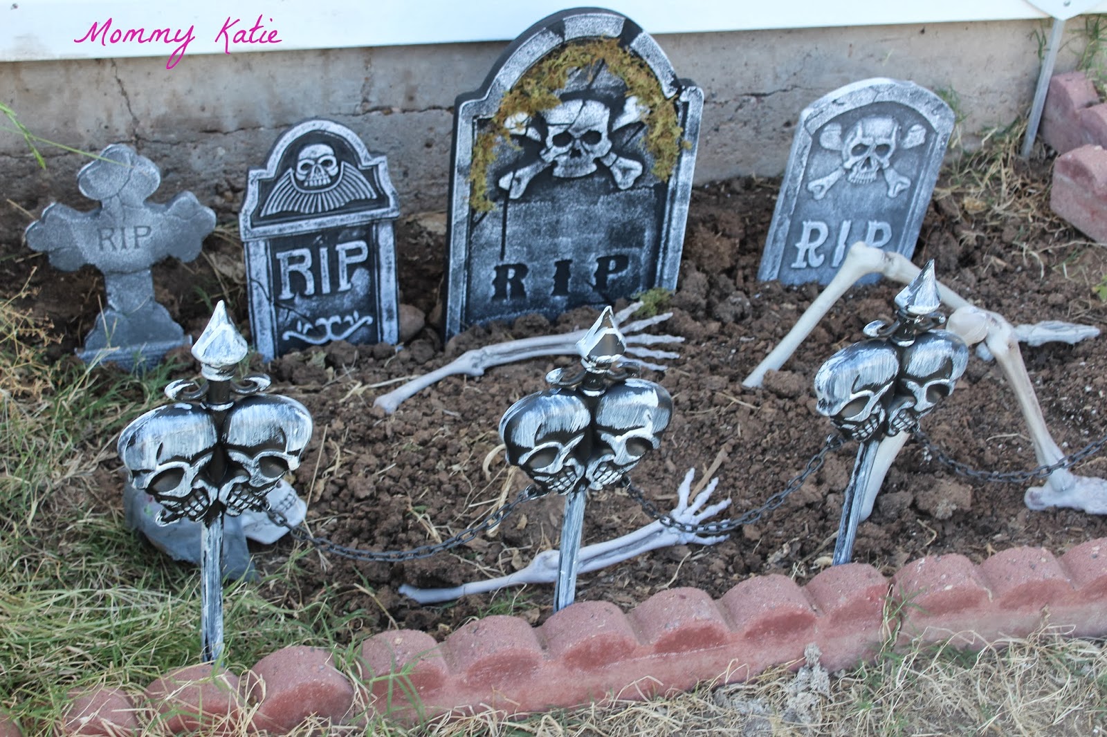 Set Up Your Haunt With Spirit Halloween Mommy Katie - skeleton roblox artho dinosaur