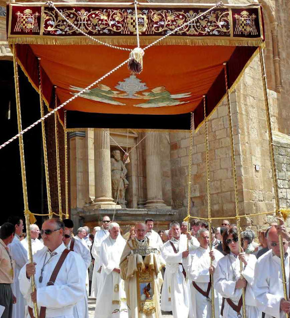 Corporais levados na procissão de Corpus Christi em Daroca.