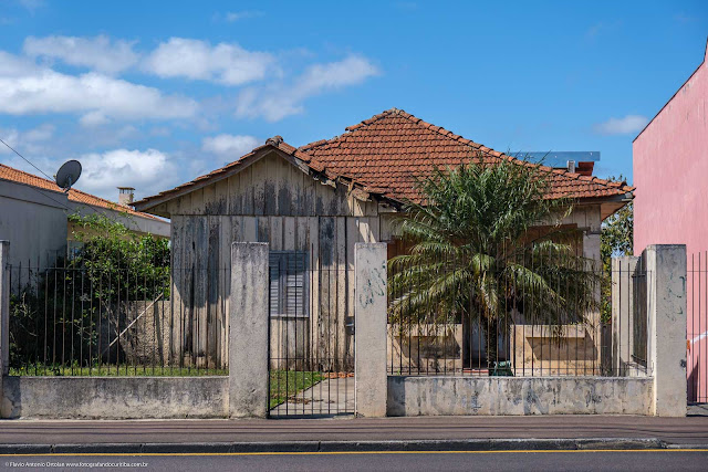 Casa de madeira na Av. Anita Garibaldi com a escultura de um sapo de jardim