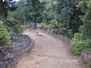 参道の石塔，石仏群