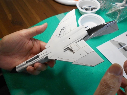 (11)「1/72 F-4EJ ファントムⅡ」を作ります。塗装したパーツを組み立てます。 ファントムの主翼がつきました