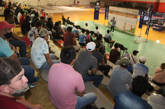 Fernando Platas imparte conferencia a docentes de las Academias de Iniciación Deportiva