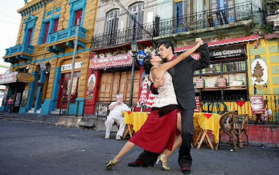 Bailando un Tango en el barrio de la Boca en Buenos Aires