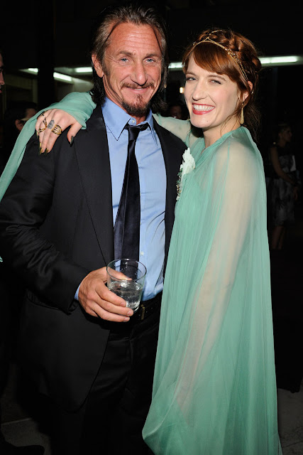 Sean Penn y Florence Welch durante la cena de la gala LACMA Film + Art