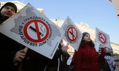 Парламентарната икономическа комисия отхвърли предложението за отмяна на пълната забрана за пушене на закрити обществени места. 