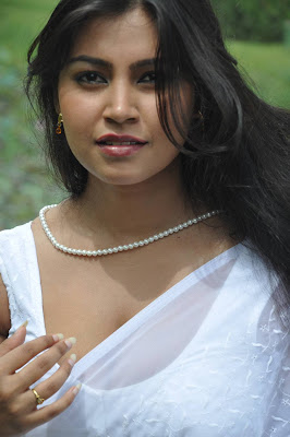 Hot Tamil Actress in White Saree Photos+ Actress in Saree Navel Show Photos