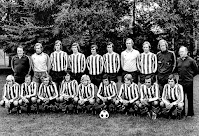 PSV EINDHOVEN - Eindhoven, Holanda - Temporada 1974-75 -  Jan van der Ven (masajista), Jan Van Beveren, Krijgh, Lubse, Van der Kuylen, Quaars, Van Gerwen, Nordqvist, Henk de Jonge (ayud. entren.) y Rijvers (entrenador); Kemper, Willy Van de Kerkhof, René Van de Kerkhof, Edström, Schmidt-Hansen, Van Kraay, Strik y Deykers - Plantilla del PSV, posando el 05/08/1974