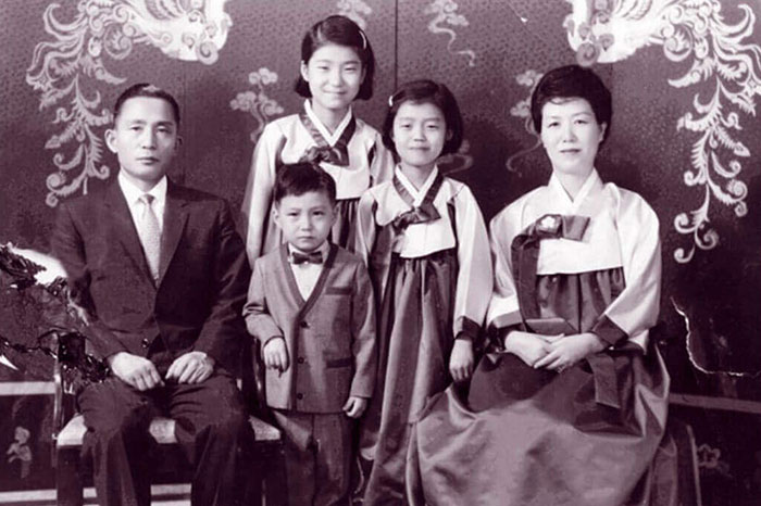 30 Pictures Of World Leaders In Their Youth That Will Leave You Speechless - Ms Park Geun Hye Pictured With Her Parents And Her Two Younger Siblings - Sister Geun Ryong And Brother Ji Man