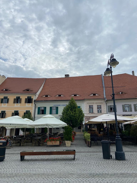 casas com olhos ao redor da Piata Mica de Sibiu