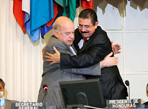 Big hug, Insulza and Zelaya, BFF