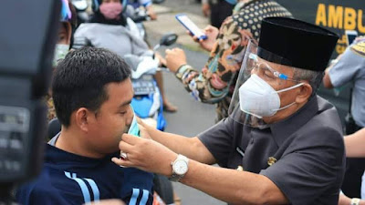 Wawako Pimpin Pembagian Masker 