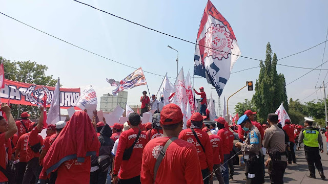 Gelar Demontrasi Buruh di Pabrik Nestle Kejayan 126 Karyawan di PHK terkena Dampak Boikot Produk Pro - Israel