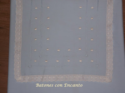 http://batonesconencanto.blogspot.com.es/2014/01/bolsacolcha-y-sabana-para-carritos-de.html