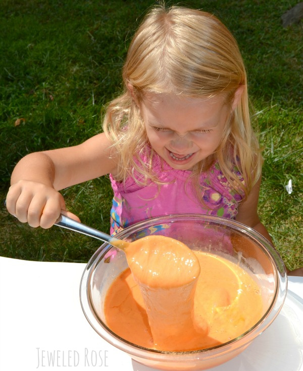 Make slime for kids that smells just like pumpkin pie!  #pumpkinslimerecipe #pumpkinactivitiespreschool #slimerecipeesy #pumpkinslimeforkids #growingajeweledrose