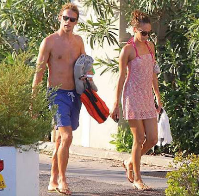 Jenson Button and girlfriend Jessica Michibata show off their toned beach