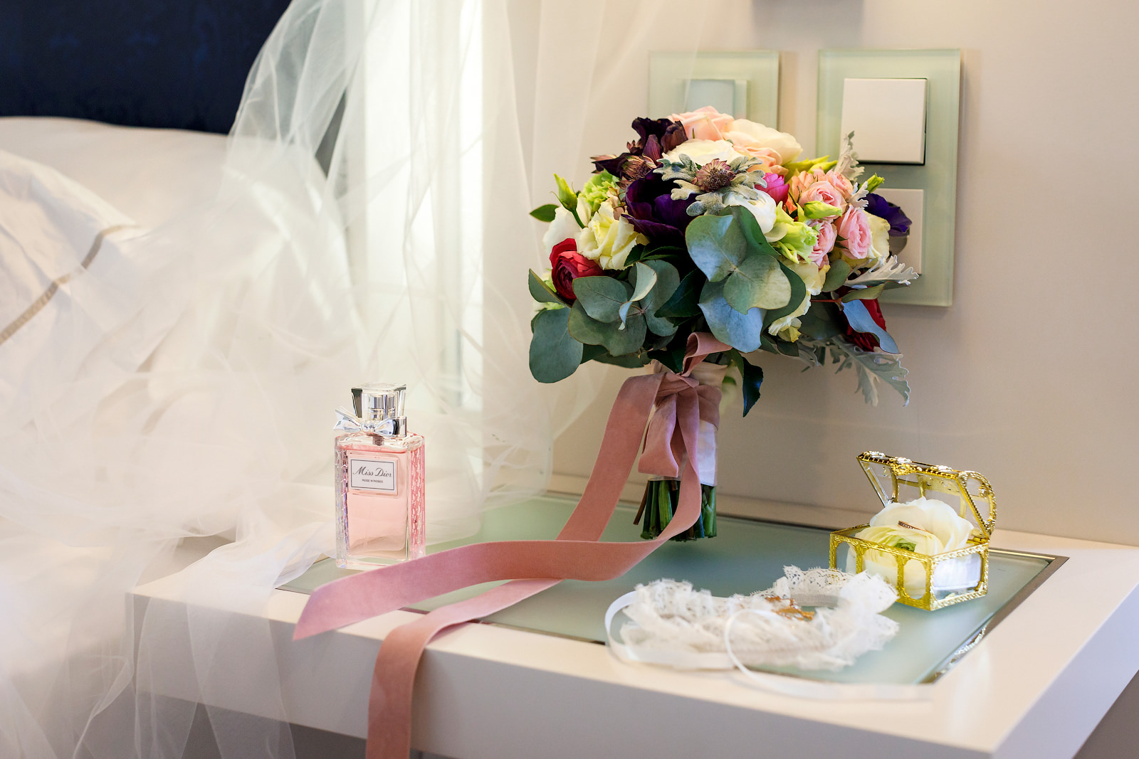 Ideen für ein Braut-Boudoir Fotoshooting im luxuriösen Hotelzimmer.