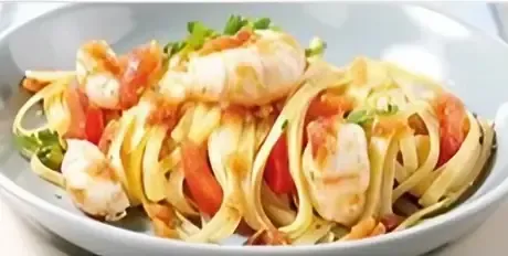 Linguine con scampi, pomodoro fresco e lime