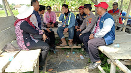 Kapolsek Arahan dan Muspika Kecamatan Merespon Keluhan Petani Terkait Kekurangan Air Irigasi