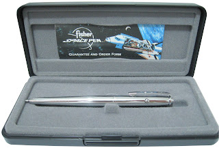 «AG-7 Space Pen» de Cpg100 - Trabajo propio. Disponible bajo la licencia CC BY-SA 3.0 vía Wikimedia Commons - https://commons.wikimedia.org/wiki/File:AG-7_Space_Pen.JPG#/media/File:AG-7_Space_Pen.JPG