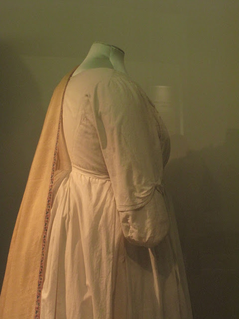 An early Regency crossover gown.