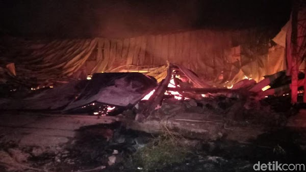 Gudang Kayu Sebelahan Pabrik Milik Jokowi Terbakar, Kerugian Rp 25 M