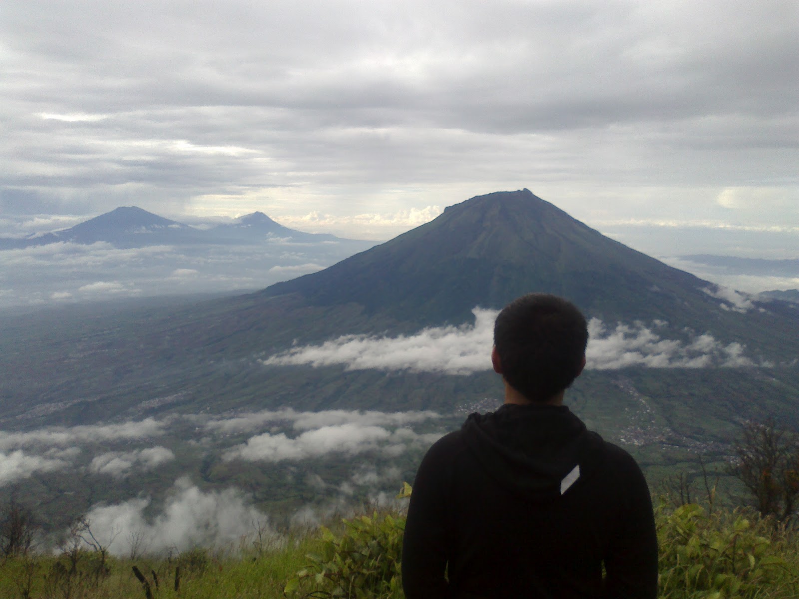 akhirnya moment itu tiba saat saat kakiku pertama kali menginjakkan kaki di puncak gunung saat mata ini bisa memandang jauh ke bawah melihat ke arah