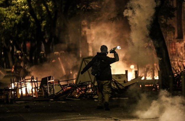 Μέλος του Ρουβίκωνα συνελήφθη στα επεισόδια του Πολυτεχνείου