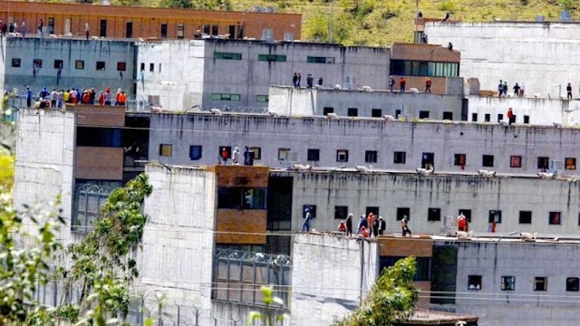 Continúa el motín en cárcel de Ecuador con autoridades retenidas por los presos