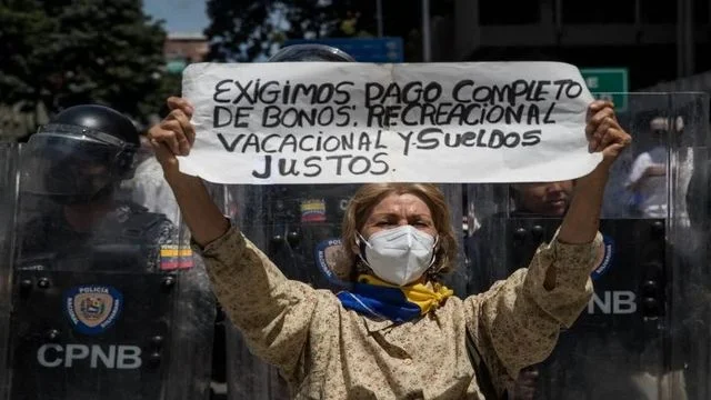 Cronología: Tras un mes de protestas educadores esperan cobrar 100% del bono vacacional