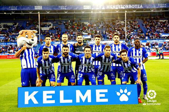 DEPORTIVO ALAVÉS - Temporada 2018-19 - Calleri, Laguardia, Pacheco, Ximo Navarro, Rubén Sobrino y Wakaso; Martín Aguirregabiria, Rubén Duarte, Jony, Darko Brasanac e Ibai Gómez. DEPORTIVO ALAVÉS 1 (Calleri) GETAFE C. F. 1 (Amath). 27/09/2018. Campeonato de Liga de 1ª División, jornada 6. Vitoria, estadio de Mendizorroza.