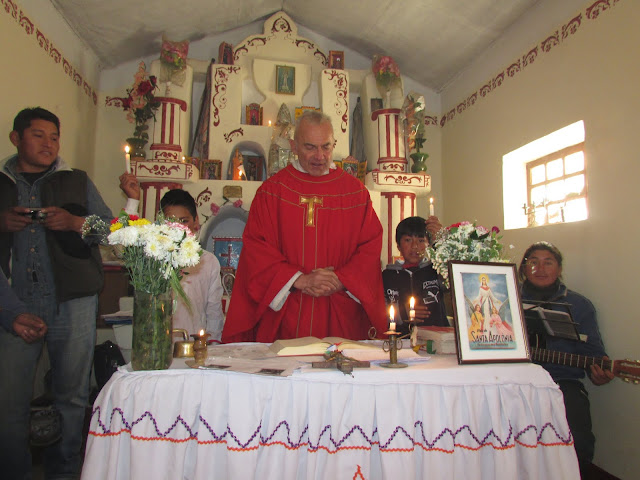 Neues Dach für die Kapelle in Zapatera Bolivien. Um die Bausubstanz zu erhalten benötigt die Kapelle im Minendorf Zapatera ein neues Dach. Nach der Regenzeit soll dann das Dach der Kapelle in Zapatera erneuert werden. Die stehen schon lange auf der Warteliste und haben sich bei meinem letzten Besuch bitterlich beschwert. Die Leutchen verstehen es oft nicht, dass ich nur ausgeben kann, was ich habe. Ich habe ja keine produktive Firma hinter mir, sondern muss das Geld zusammenbetteln.  Missionsspenden zugunsten einer vielseitigen und lebendigen Pfarrarbeit sowie einem Dach für die Kapelle in Zapatera  Missionsgesellschaft vom Hl. Geist Pax Bank Köln IBAN: DE29 3706 0193 0021 7330 32 BIC: GENODED1PAX Wichtig mit Vermerk: für P. Dietmar Krämer Bolivien. Spendenbescheinigung auf Wunsch bei Angabe der Postadresse