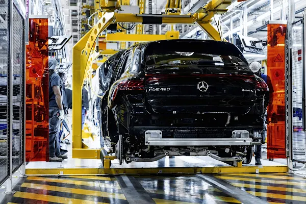 Mercedes EQS SUV elétrico começa a ser produzido nos EUA