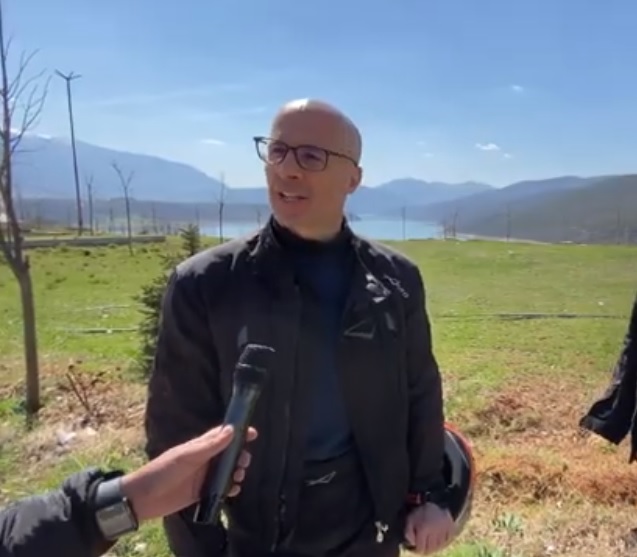 Angelo Pina durante un'intervista ai media albanesi (screenshot video)