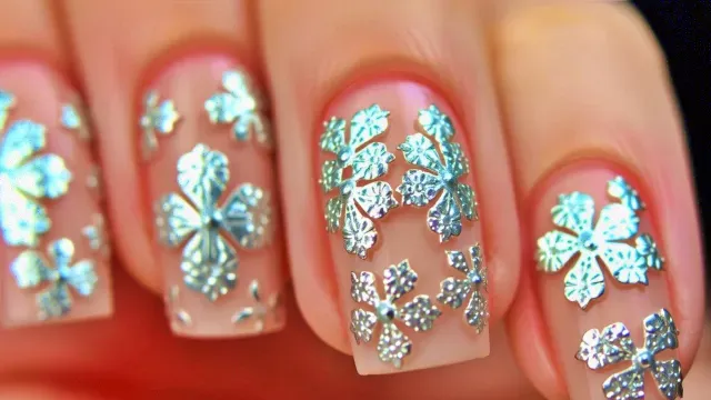 Sparkling-silver-flower-design-on-nails