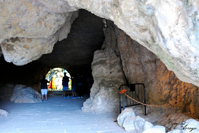 Gruta de entrada al edificio e iglesia de San Saturio.