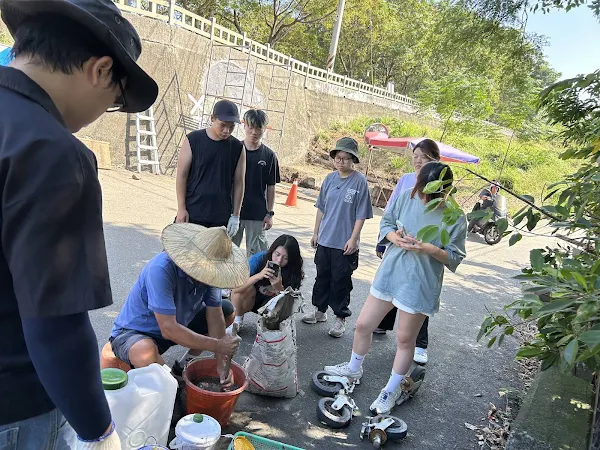 ▲彩繪師施定福帶領同學進行彩繪相關作業。（記者林明佑翻攝）