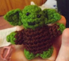 http://translate.google.es/translate?hl=es&sl=en&tl=es&u=http%3A%2F%2Fthesethingsivemade.tumblr.com%2Fpost%2F17657937525%2Fcrochet-yoda-pattern