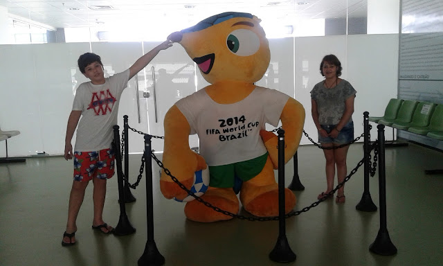 Fuleco - mascote da Copa do Mundo no Brasil exposto na Arena Castelão, em Fortaleza