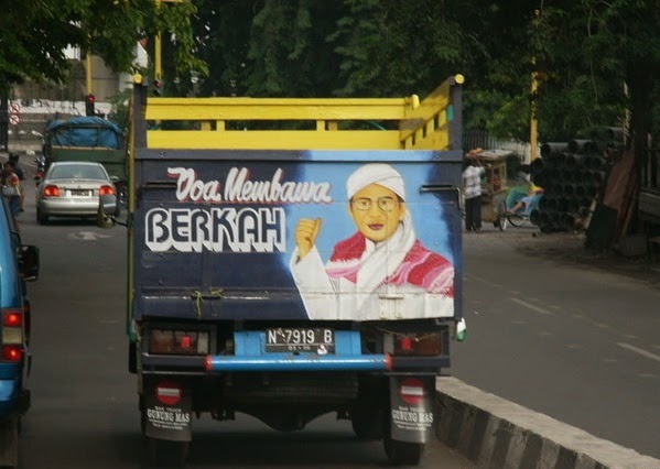 Kreatif Gambar dan Tulisan Unik di Belakang Truk  yang 