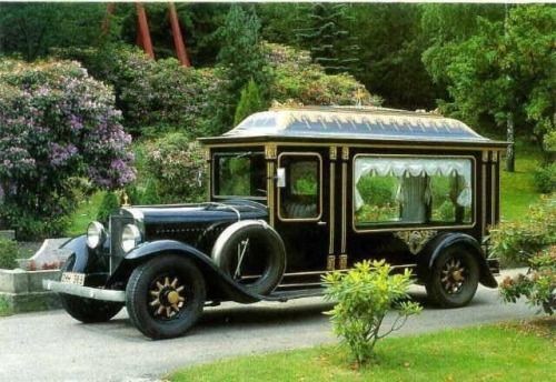 Coche fúnebre de la marca Volvo en 1932.