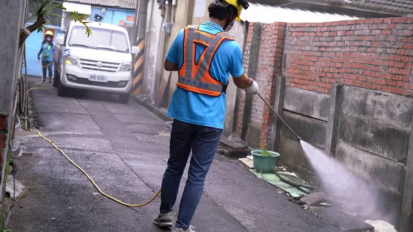 ▲員林市清潔隊為防範淹水地區發生傳染病等疫情，執行清消作業，並預定於一個星期內完成淹水區域之環境消毒，以確保淹水地區附近環境衛生及居民身體健康。（記者林明佑翻攝）