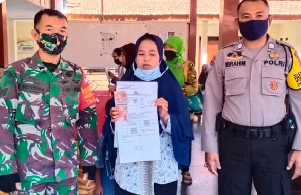 Babinsa Langenharjo bantu pengamanan Penyaluran BST Tahap IV dan V di Grogol, Sukoharjo